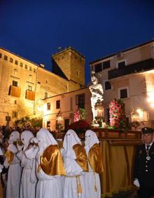 Imagen secundaria 2 - Arriba, la música corrió a cargo de la agrupación de la OJE; abajo a la izquierda, el paso de la Flagelación, primero en la procesión de Martes Santo, y a la derecha, el Cristo de la Columna, paso titular de la cofradía. 