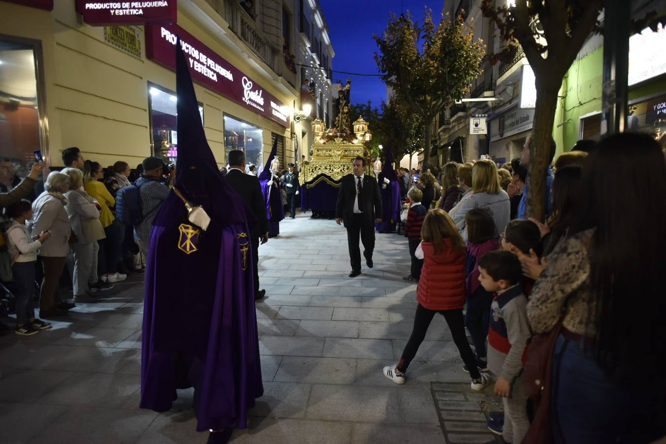 El Cristo de la Espina y la Virgen de la Amargura recorrieron las calles del centro de Badajoz entre el fervor del Martes Santo.