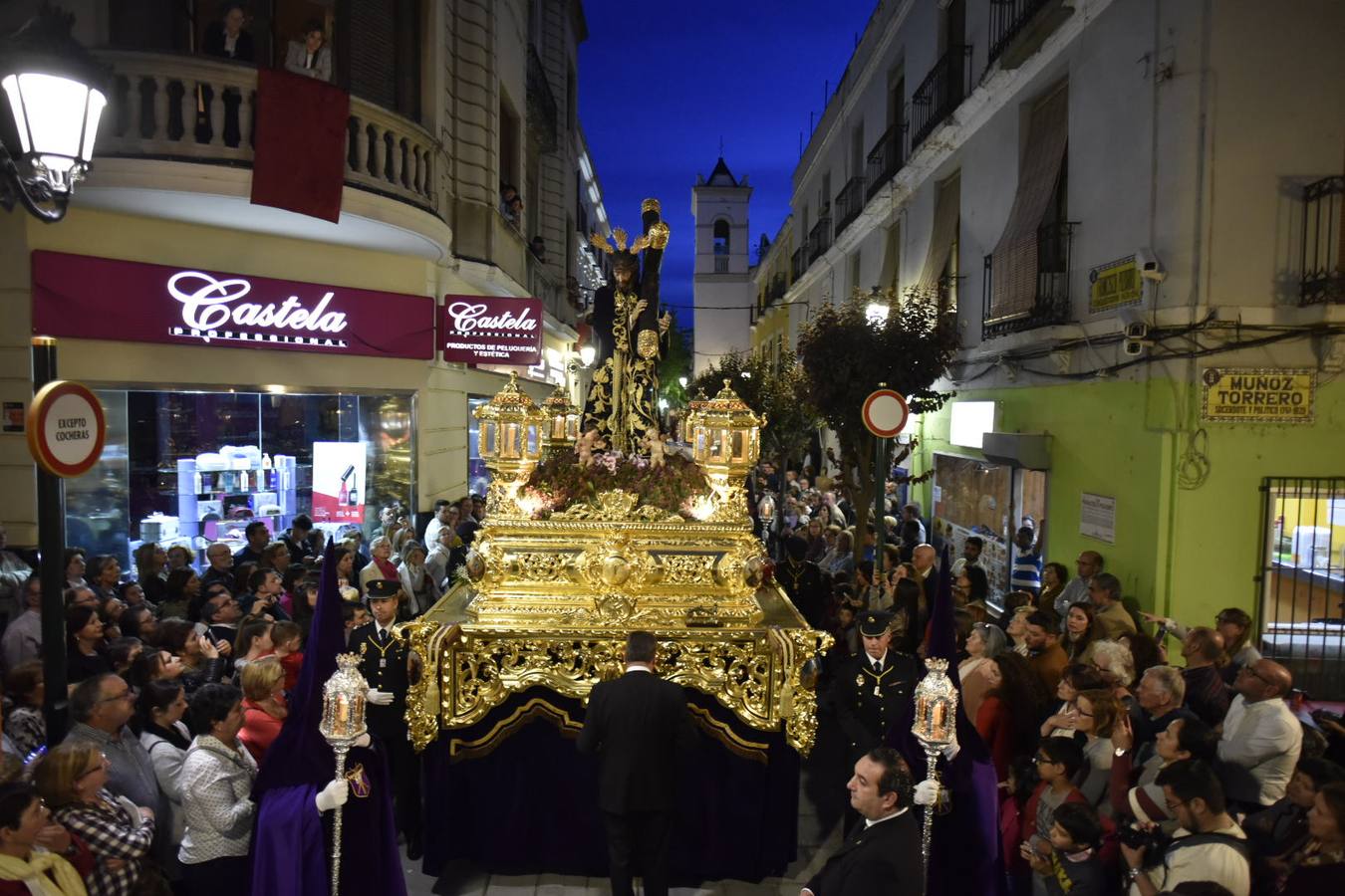 El Cristo de la Espina y la Virgen de la Amargura recorrieron las calles del centro de Badajoz entre el fervor del Martes Santo.