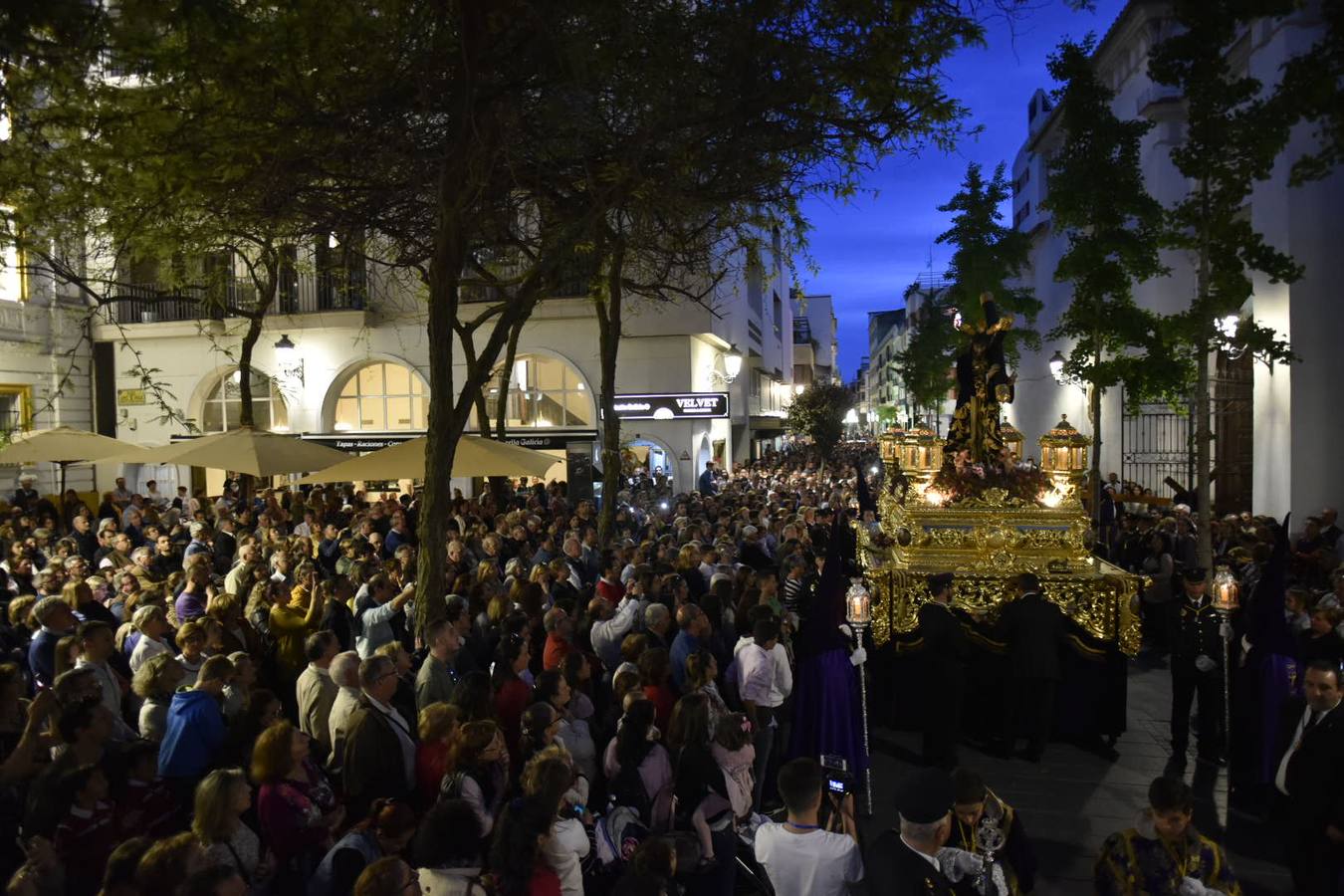 El Cristo de la Espina y la Virgen de la Amargura recorrieron las calles del centro de Badajoz entre el fervor del Martes Santo.
