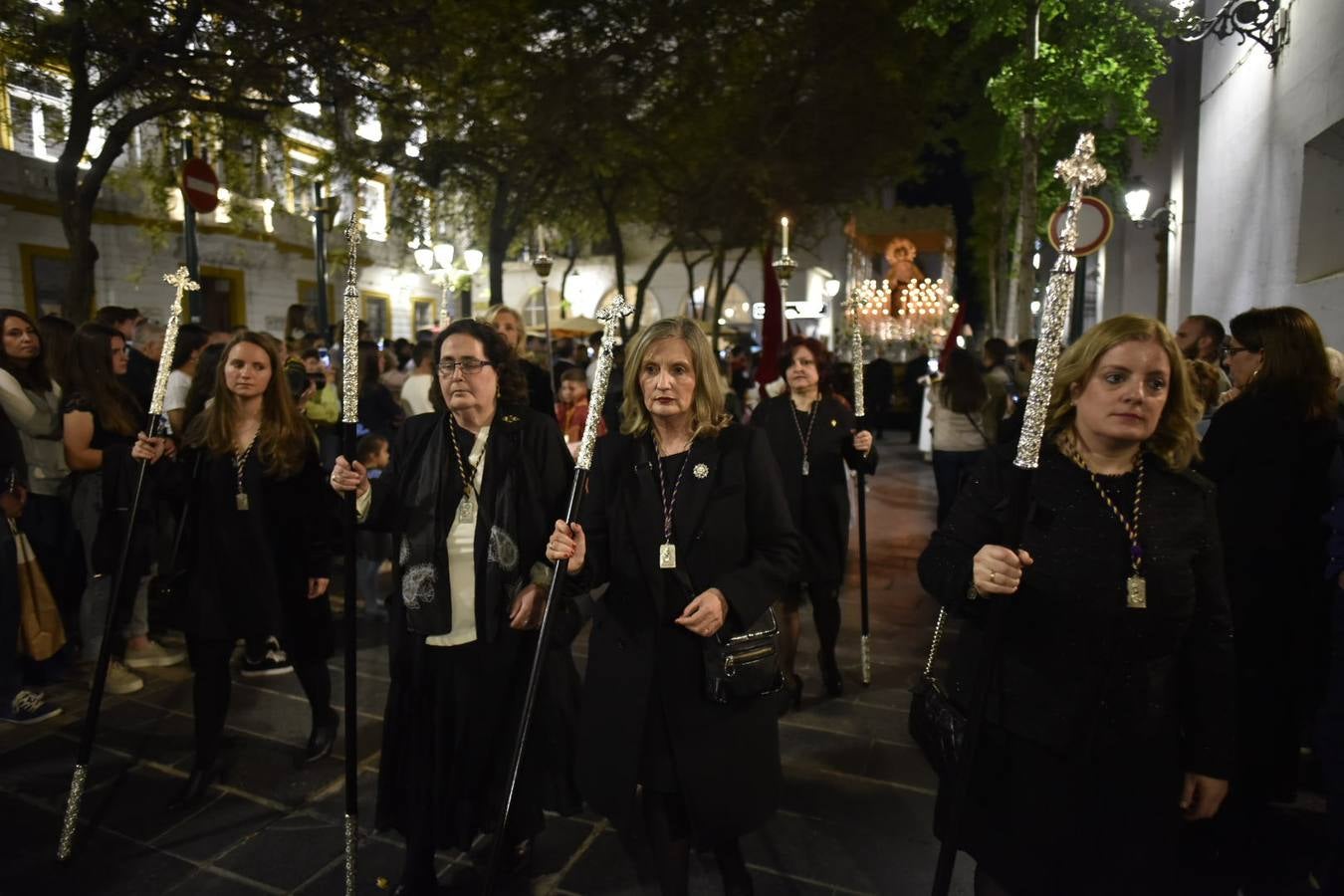 El Cristo de la Espina y la Virgen de la Amargura recorrieron las calles del centro de Badajoz entre el fervor del Martes Santo.