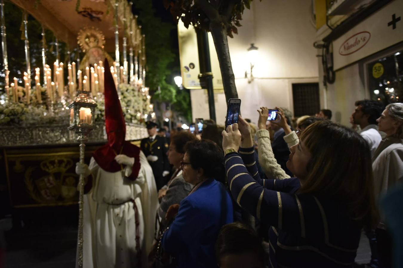 El Cristo de la Espina y la Virgen de la Amargura recorrieron las calles del centro de Badajoz entre el fervor del Martes Santo.