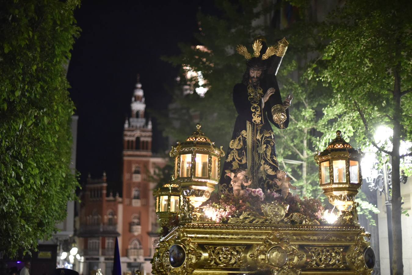 El Cristo de la Espina y la Virgen de la Amargura recorrieron las calles del centro de Badajoz entre el fervor del Martes Santo.