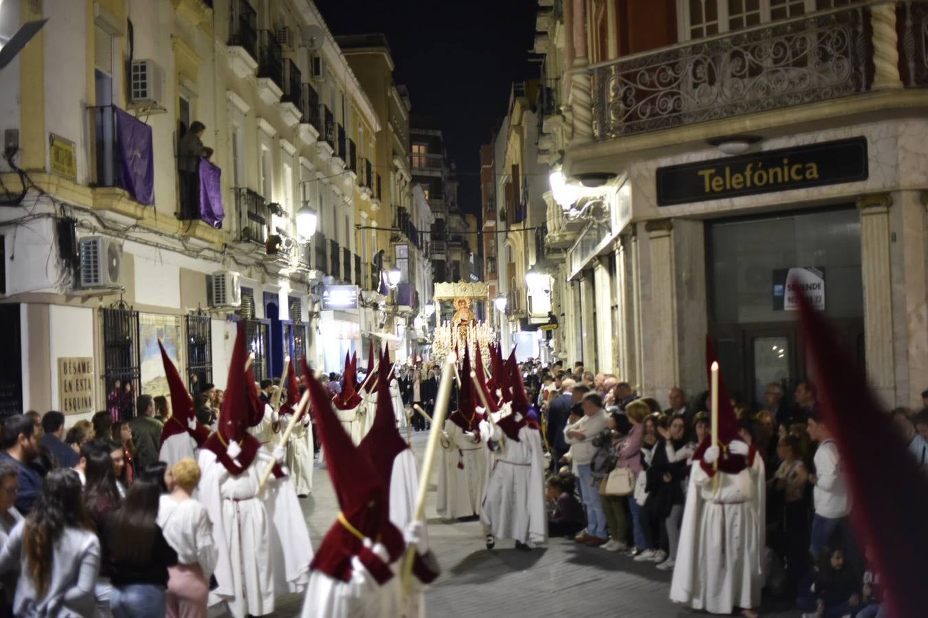 El Cristo de la Espina y la Virgen de la Amargura recorrieron las calles del centro de Badajoz entre el fervor del Martes Santo.