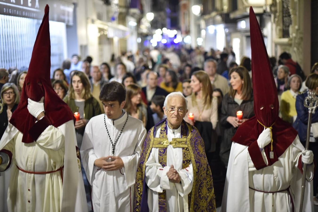 El Cristo de la Espina y la Virgen de la Amargura recorrieron las calles del centro de Badajoz entre el fervor del Martes Santo.