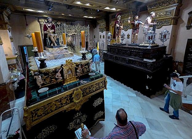 Los titulares de la Hermandad de la Soledad preparados en su ermita para esta tarde. :: casimiro moreno