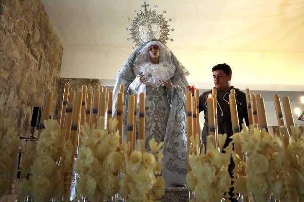 Dando los últimos detalles al paso de Nuestra Señora de la Paz. :: brígido