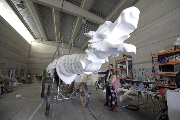 El dragón de San Jorge, listo para desfilar el lunes en Cáceres