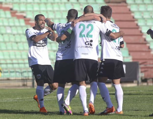 Los emeritenses celebran un gol ante el Valdivia. :: j. m. romero
