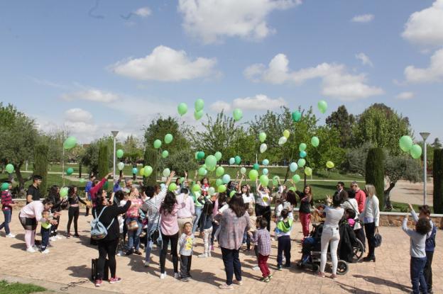 Suelta de globos el lunes tras la lectura del manifiesto. :: f. h.