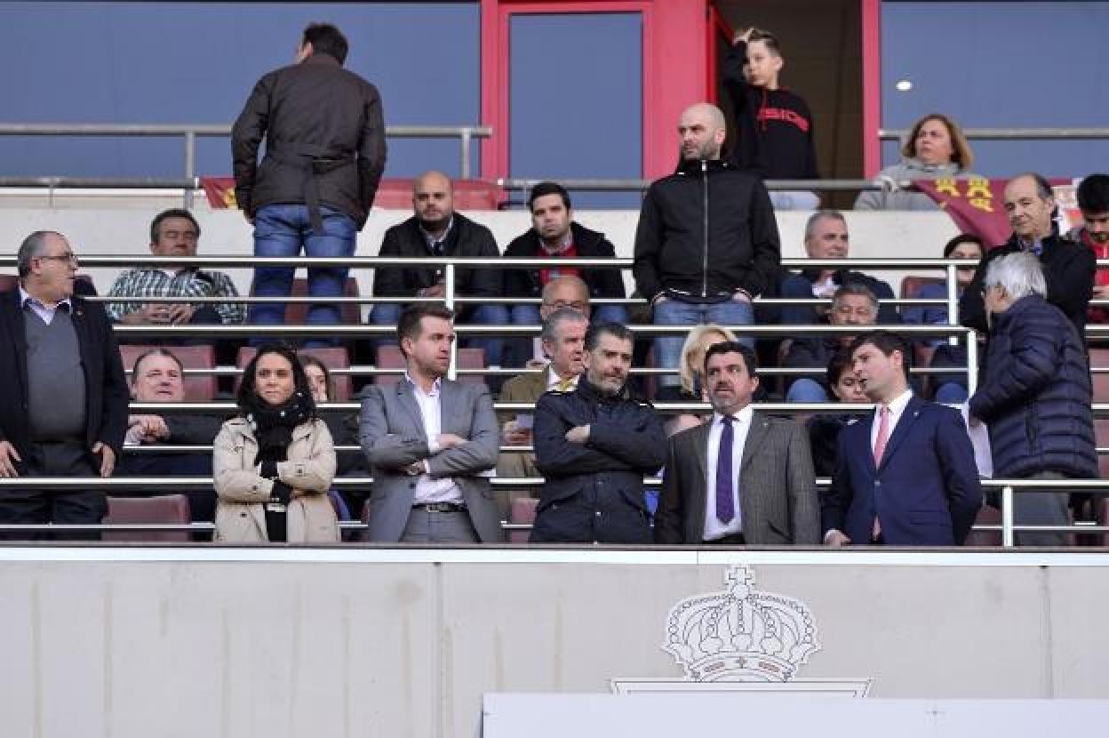 Matías Navarro en el palco de la Nueva Condomina en la visita del Badajoz al Murcia. :: VICENTE VICENS