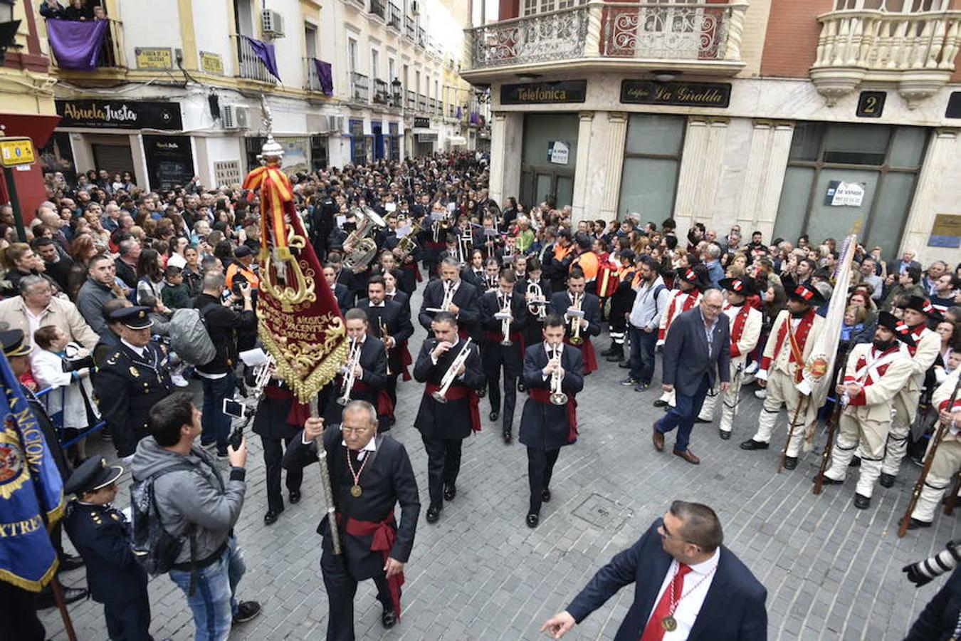 Fotos: La procesión del Ecce-Homo y la Soledad en Badajoz se vio alterada por la lluvia