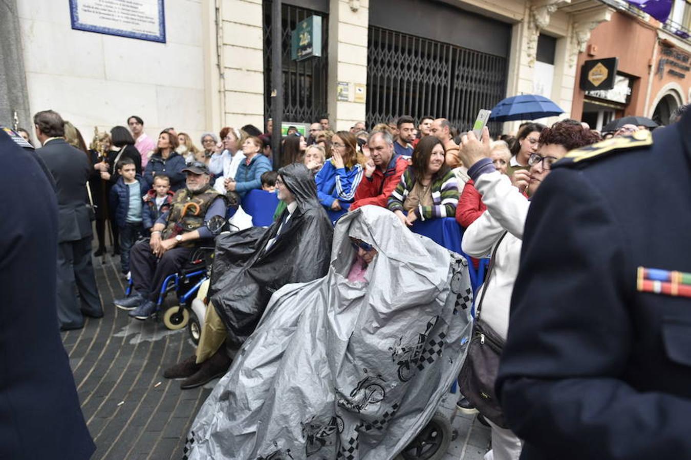 Fotos: La procesión del Ecce-Homo y la Soledad en Badajoz se vio alterada por la lluvia