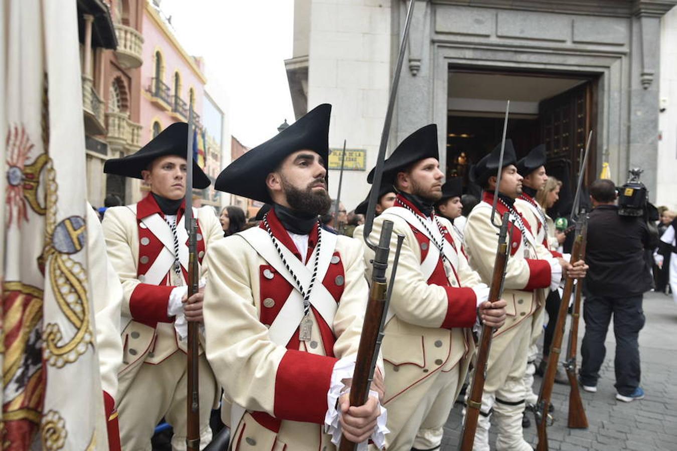Fotos: La procesión del Ecce-Homo y la Soledad en Badajoz se vio alterada por la lluvia