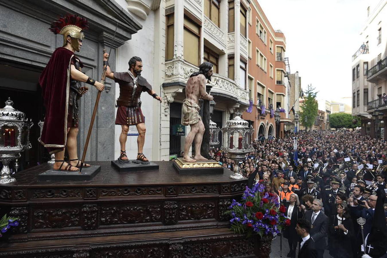 Fotos: La procesión del Ecce-Homo y la Soledad en Badajoz se vio alterada por la lluvia