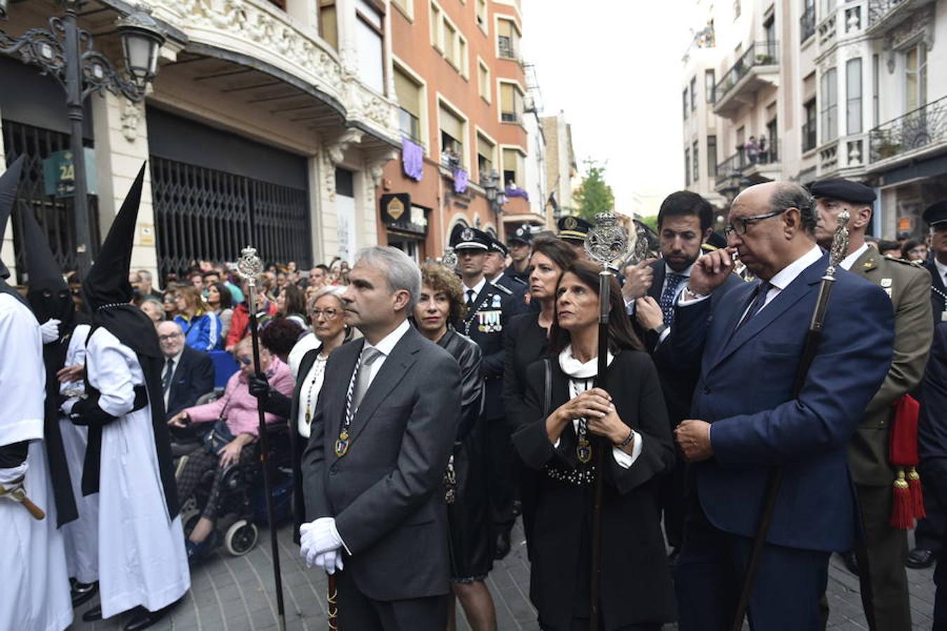 Fotos: La procesión del Ecce-Homo y la Soledad en Badajoz se vio alterada por la lluvia