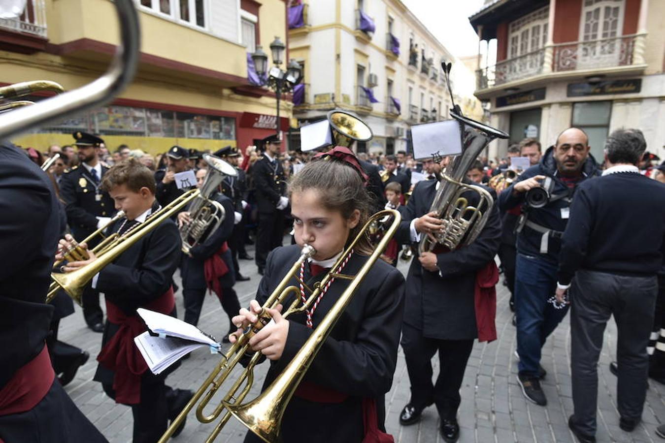 Fotos: La procesión del Ecce-Homo y la Soledad en Badajoz se vio alterada por la lluvia