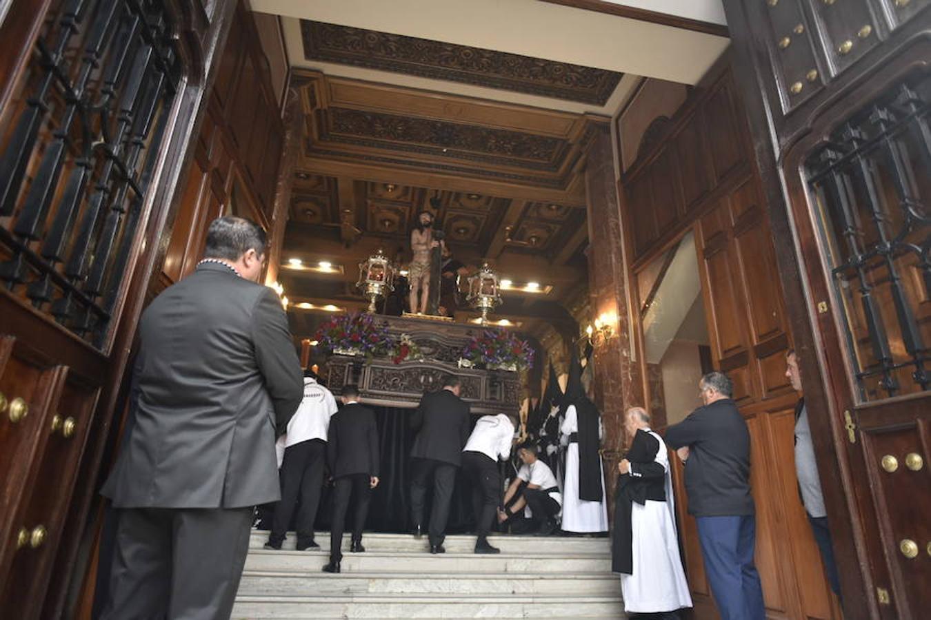 Fotos: La procesión del Ecce-Homo y la Soledad en Badajoz se vio alterada por la lluvia