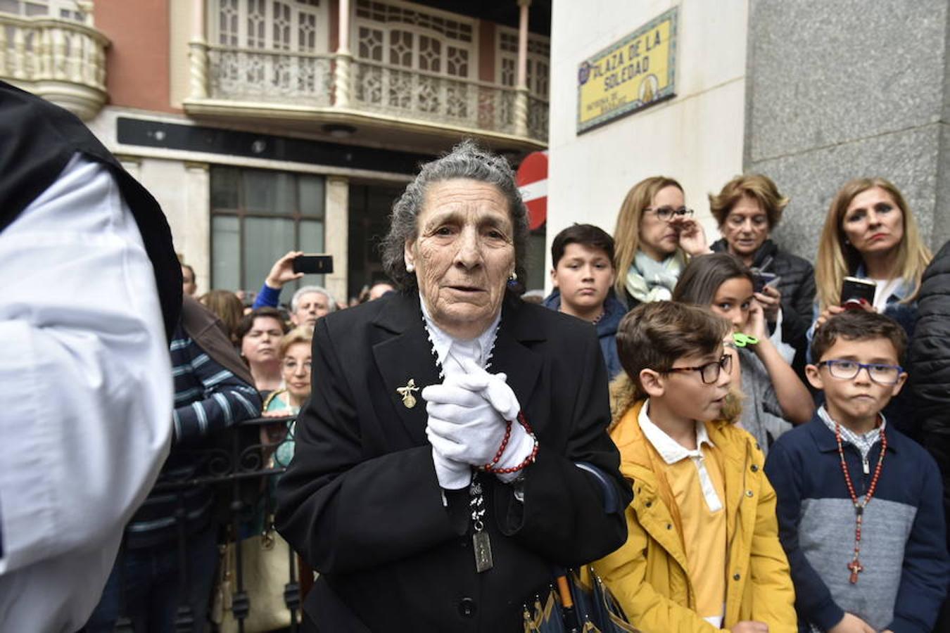 Fotos: La procesión del Ecce-Homo y la Soledad en Badajoz se vio alterada por la lluvia