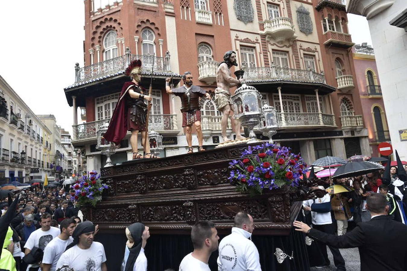 Fotos: La procesión del Ecce-Homo y la Soledad en Badajoz se vio alterada por la lluvia