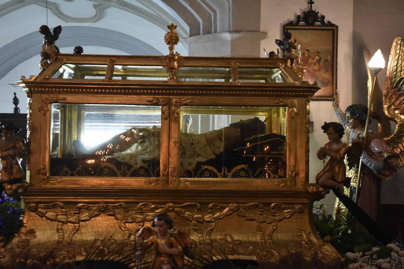 Fotos: Viernes Santo en Badajoz: La lluvia impide la salida del Santo Entierro