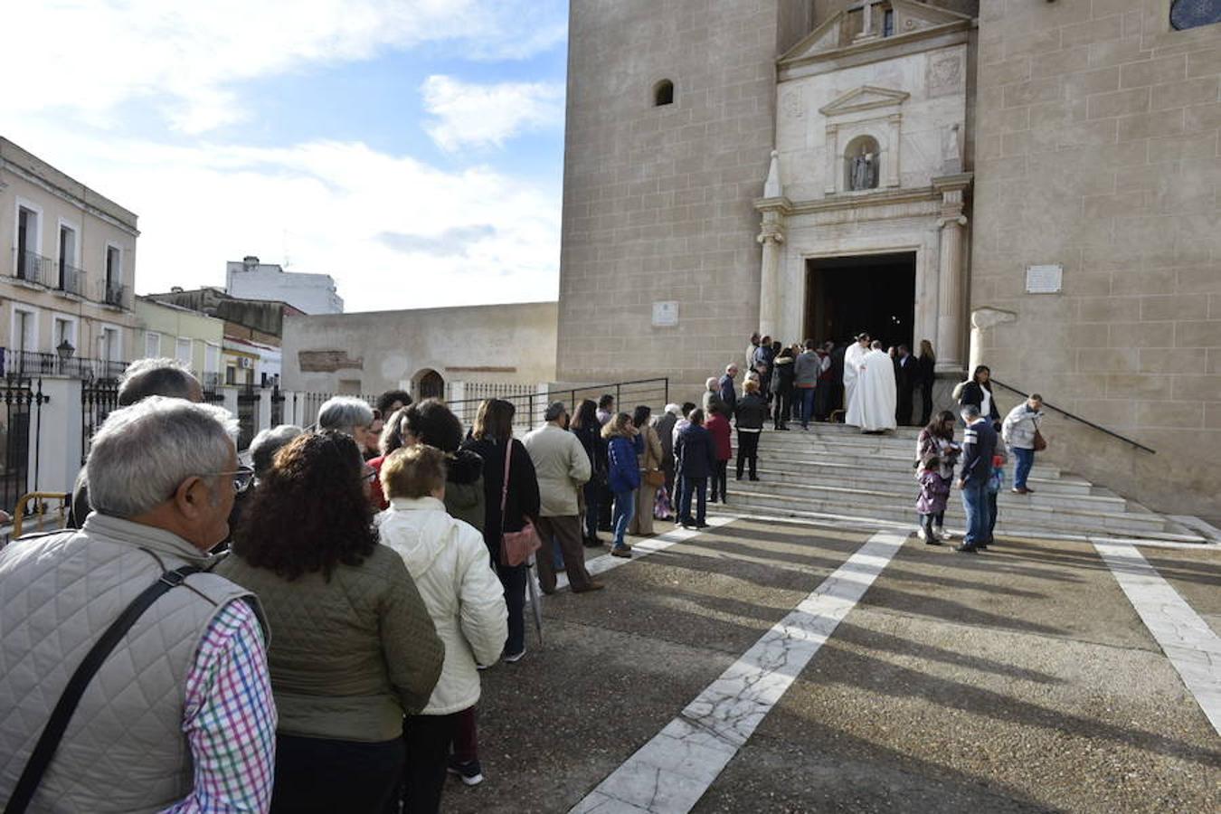 Fotos: Viernes Santo en Badajoz: La lluvia impide la salida del Santo Entierro