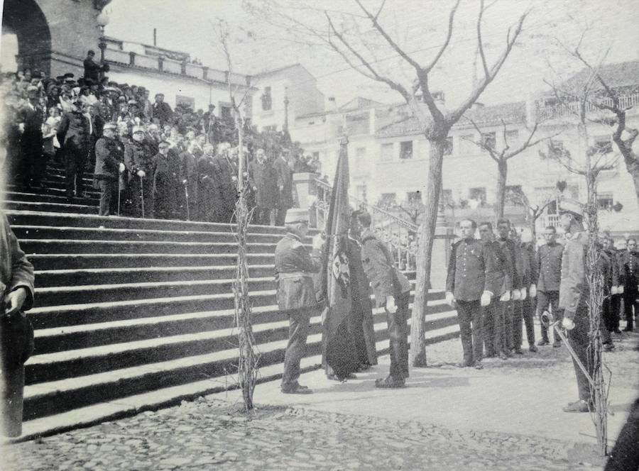 Año 1919, jura de Bandera del Regimiento Segovia 75 en la Plaza Mayor de Cáceres