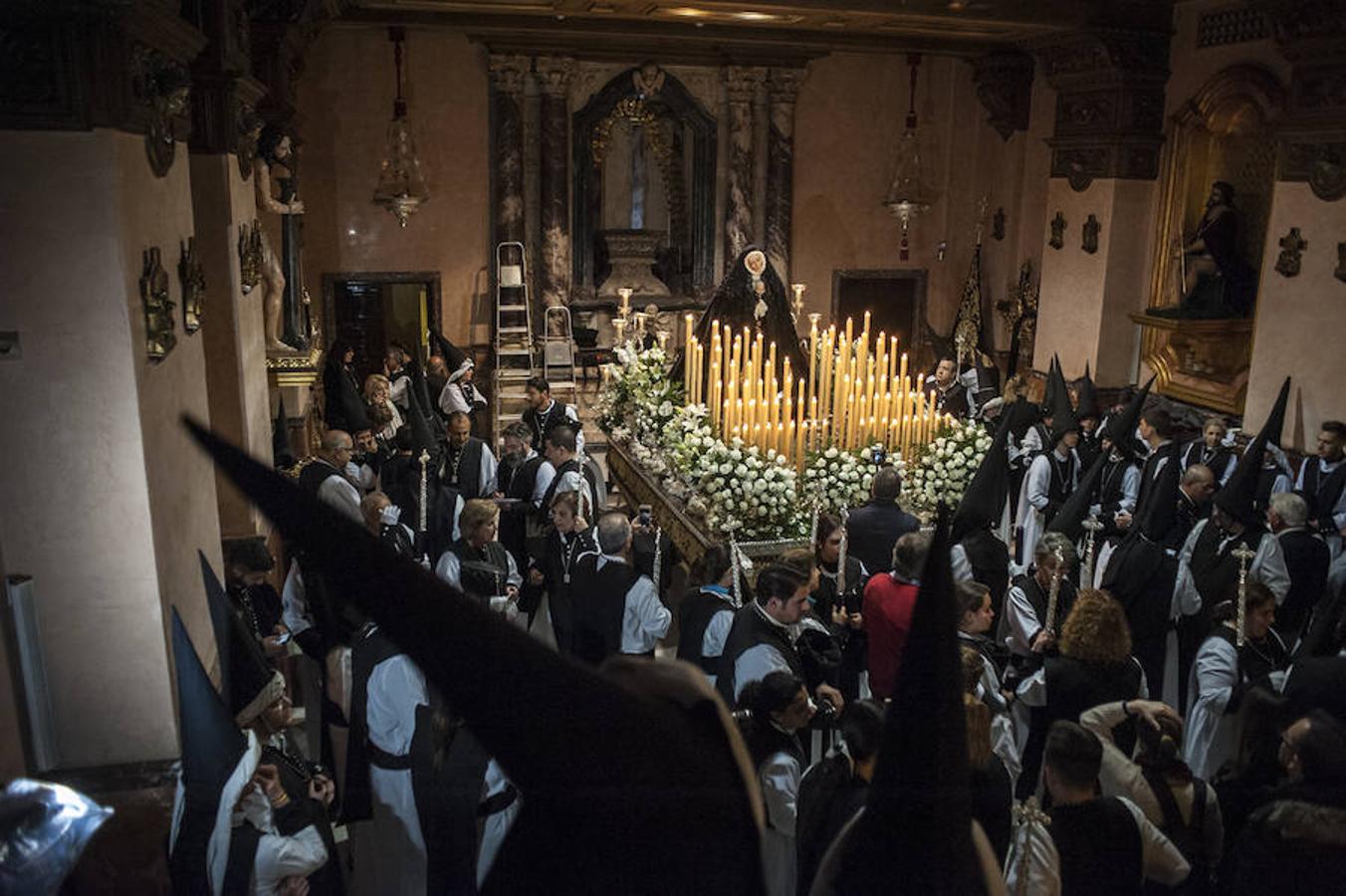 Fotos: Viernes Santo en Badajoz: La Patrona no pudo desfilar al suspenderse la procesión del rosario