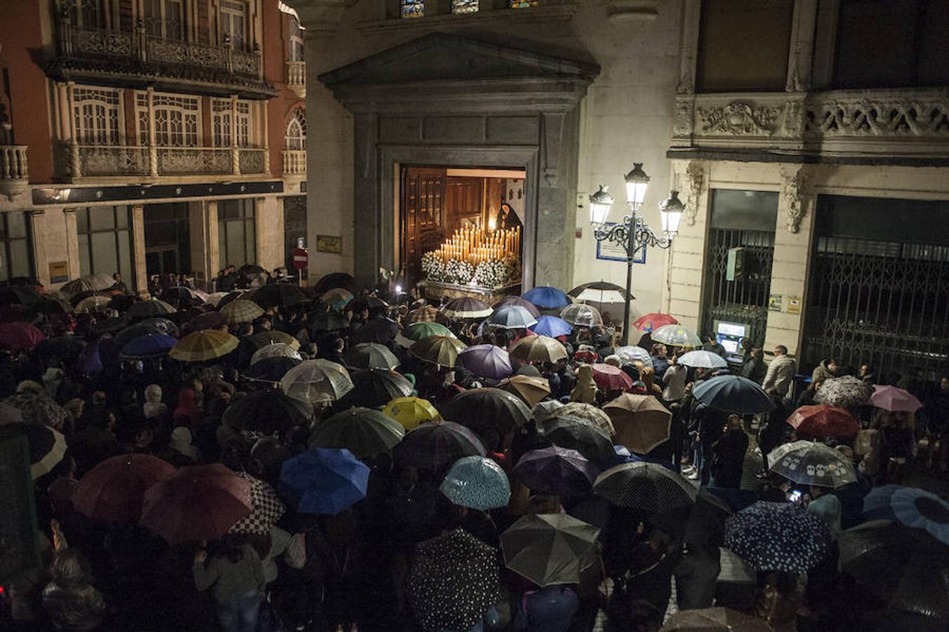 Fotos: Viernes Santo en Badajoz: La Patrona no pudo desfilar al suspenderse la procesión del rosario