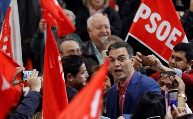 El candidato del PSOE, Pedro Sánchez, a su llegada al Pabellón Florida Babel en Alicante. 