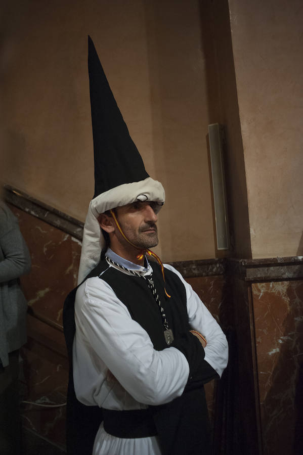 Fotos: Viernes Santo en Badajoz: La Patrona no pudo desfilar al suspenderse la procesión del rosario