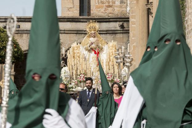 La Virgen del Rosario, a su salida de Santo Domingo el año pasado, sin palio. Este año sí lo lucirá. :: hoy