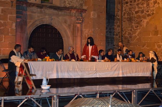 Los vecinos representan la última cena de Jesús y los apóstoles. :: L. M.