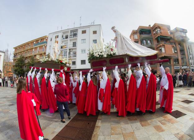 Jesús Resucitado y la Virgen del Rosario se encontrarán en la plaza de la Paz. :: karpint