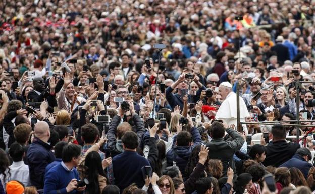 El Papa Francisco, en una abarroada Ciudad del Vaticano. 