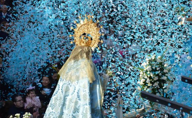 Los papelillos inundaron la plaza tras el encuentro. 