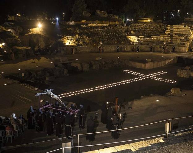 El anfiteatro romano acogió el viacrucis.