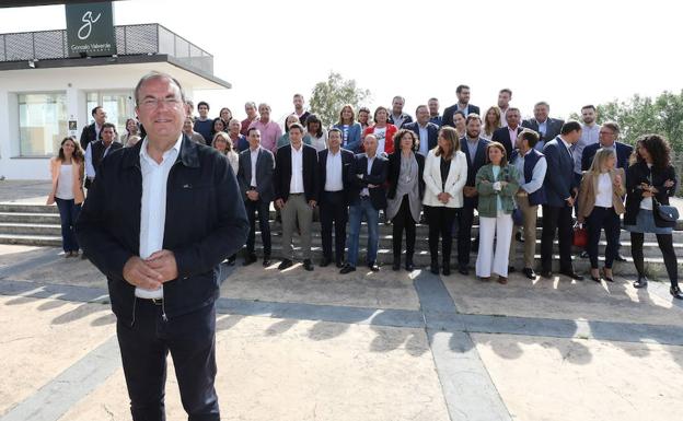 Candidatos del PP a la Asamblea de Extremadura con Monago en primer término. :: 