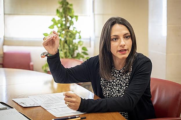 María José Calderón contestando a las preguntas de HOY. :: J. V. Arnelas