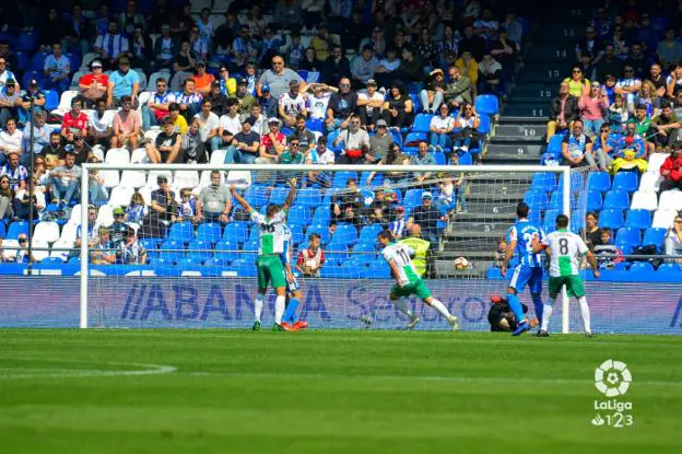 Ortuño, Olabe y Zarfino celebran el primer gol del Extremadura en Riazor. :: LaLiga