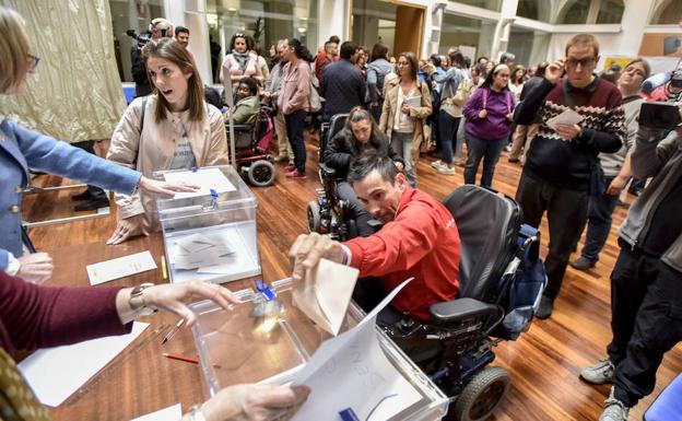 En el simulacro de la Delegación del Gobierno participaron este martes más de cien personas. :: 