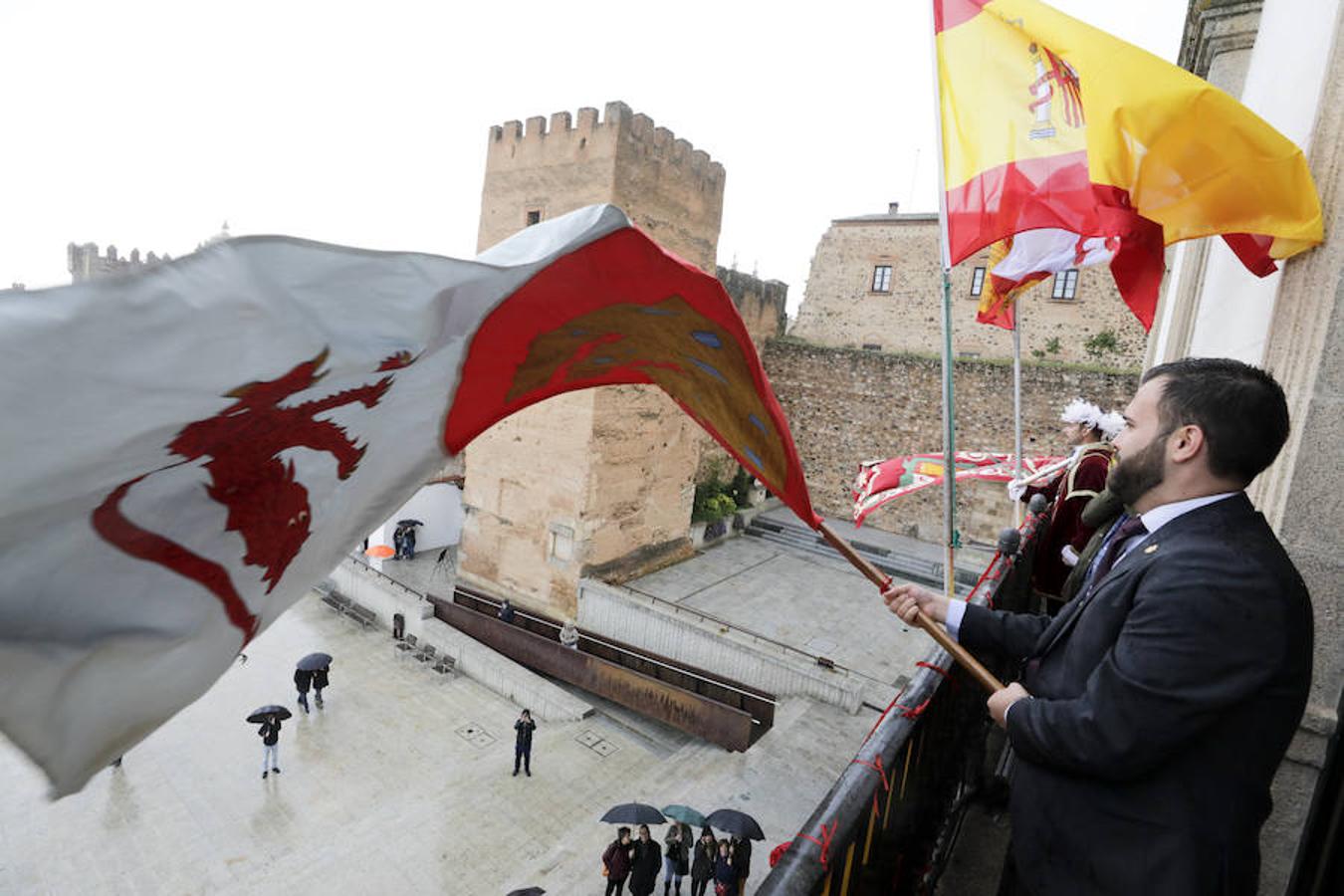 Fotos: La lluvia se cuela en las celebraciones de San Jorge