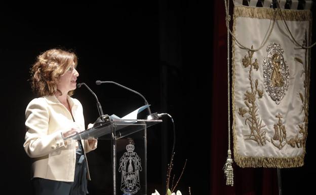 María Hurtado pronunciando su pregón a la Virgen, anoche en el Gran Teatro. :: 