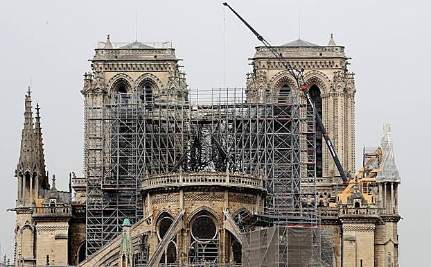 Una sección dañada de la catedral de Notre-Dame una semana después de un incendio.