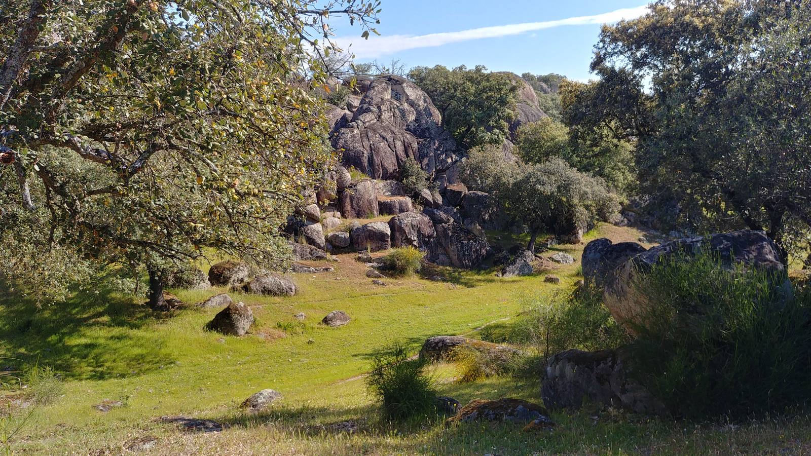 El entorno de la localidad pacenses de La Roca de la Sierra se puede encontrar espectaculares canchales y la Dehesa Boyal, que alberga la Pradera de San Isidro.