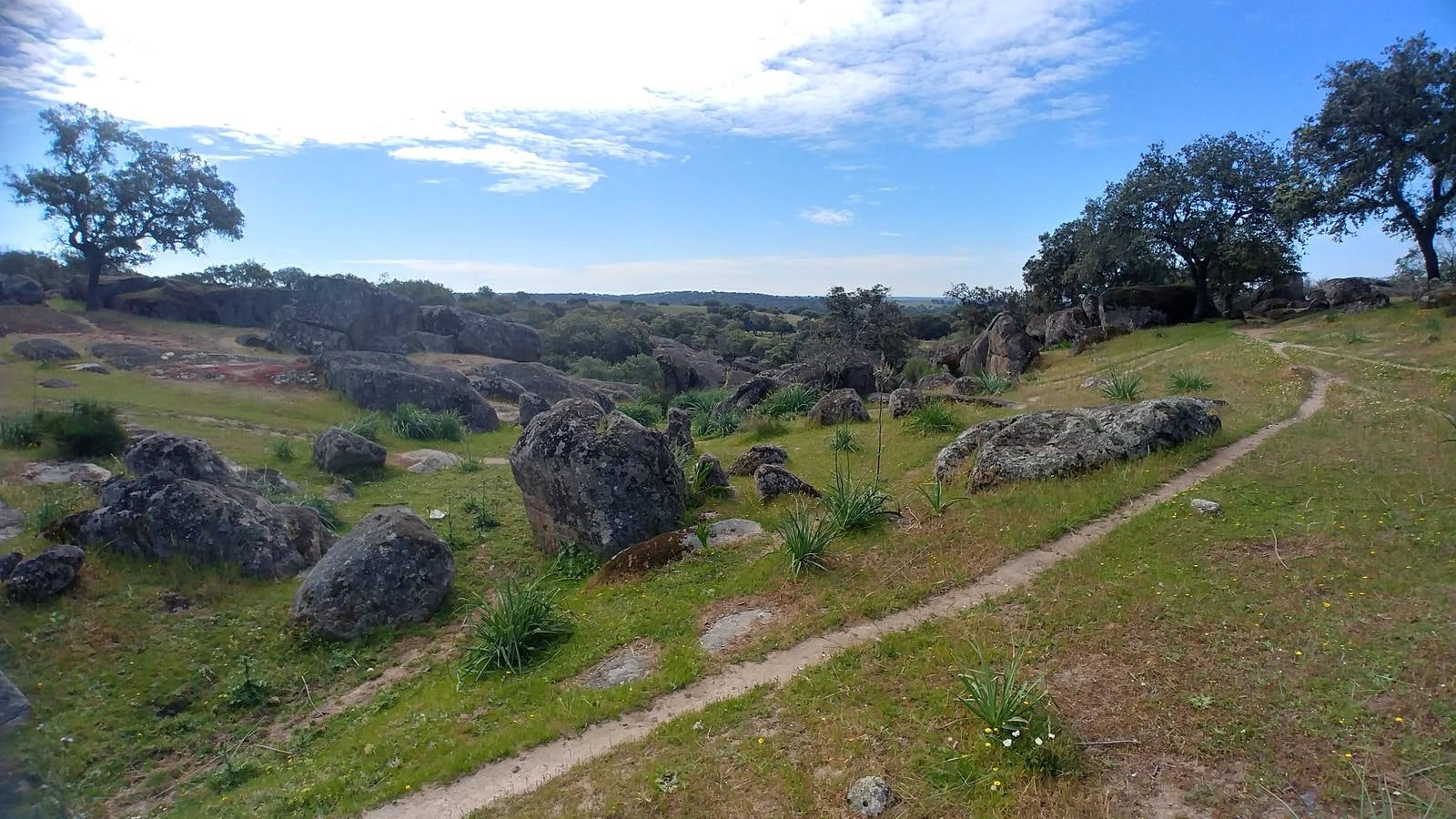 El entorno de la localidad pacenses de La Roca de la Sierra se puede encontrar espectaculares canchales y la Dehesa Boyal, que alberga la Pradera de San Isidro.