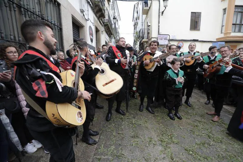 La bajada de la patrona de Cáceres se sobrepone al mal tiempo en su primer año de interés regional