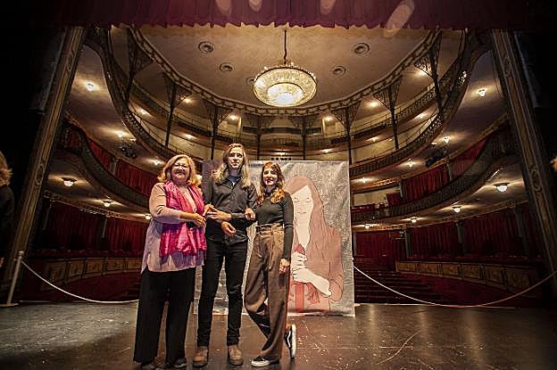 Inma Chacón, Álvaro Tato y Virginia Rivas, ayer en el escenario del Gran Teatro. :: 