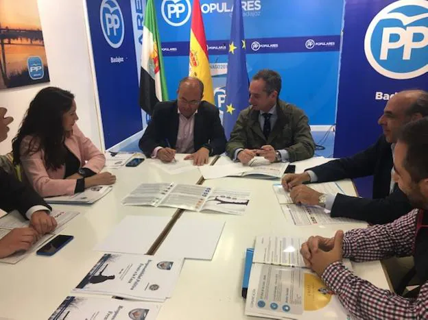 José Antonio Monago firma el documento de FEDEXCAZA. :: FEDEXCAZA