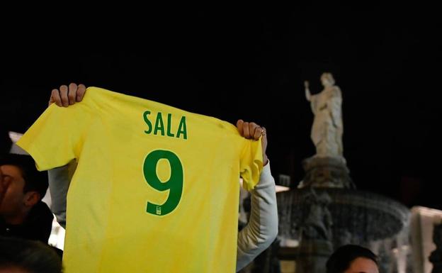 Aficionados del Nantes honrando la memoria de Emiliano Sala